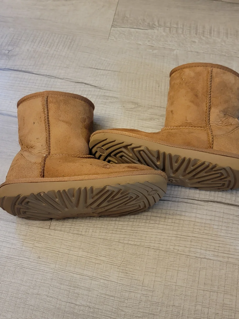 UGG Kids Classic Short Shearling Boots - Chestnut